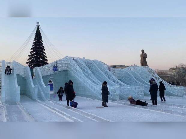 В Чите к открытию ледового городка установят три горки