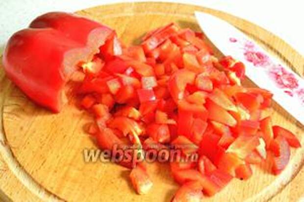Болгарский перец нарезать кубиком.