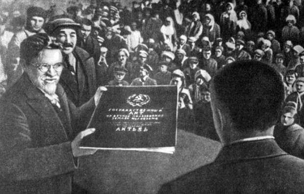 Калинин М.И. вручает акт на вечное пользование землёй колхозу имени М.И. Калинина Алма-Атинского района. 1938 г. Фото © Getty Images / Universal History Archive / Universal Images Group