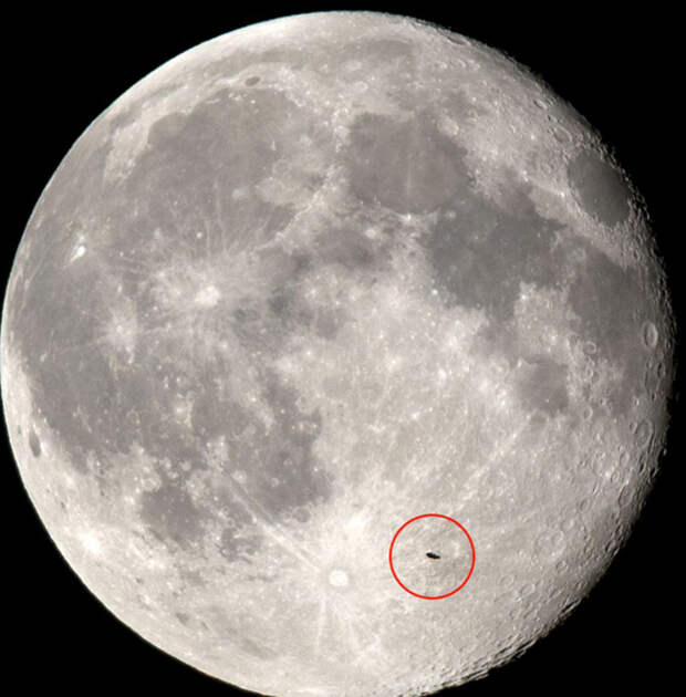 На фоне Луны появился какой-то объект