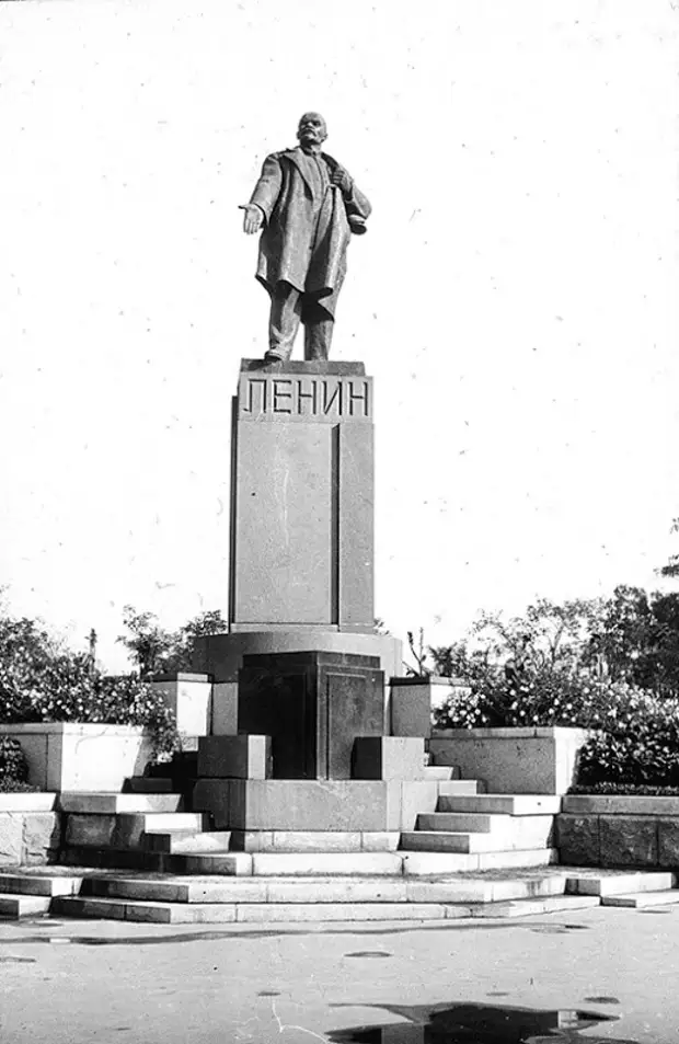 Памятники ленину в ссср. Памятник Ленина в парке Горького Ростов. Нерода памятник Ленину в Москве. Памятник Ленину в Харькове СССР.