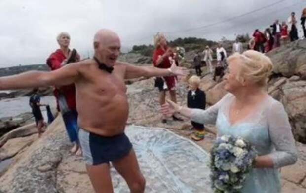 79-летний жених проплыл 800 метров на собственной свадьбе