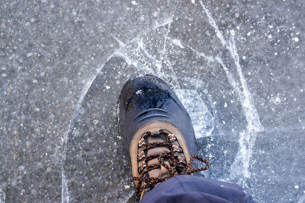 МЧС: в Екатеринбурге очевидцы спасли мужчину, провалившегося под лед