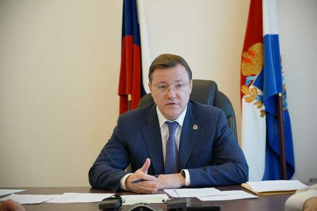 Губернатор Самарской области Дмитрий Азаров проводит оперативное совещание по оказанию помощи пострадавшим от наводнения