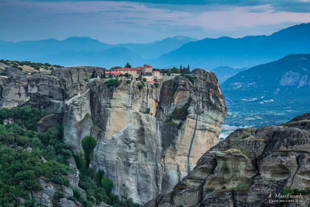 Парящие в воздухе: уникальные монастыри, расположенные на вершине причудливых скал