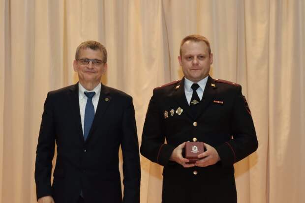 Петр Банников вручил награды отличившимся сотрудникам органов внутренних дел
