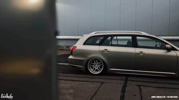 Toyota Avensis с развалом и широкой посадкой