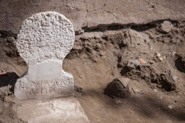 Археологи обнаружили в Помпеях гробницу с мумией