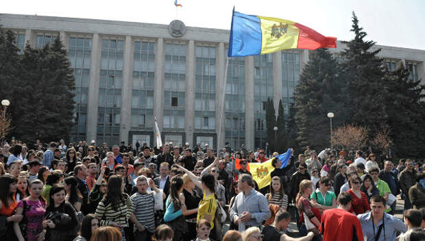 Митингующие у здания парламента Республики на площади Великого национального собрания. Архивное фото.