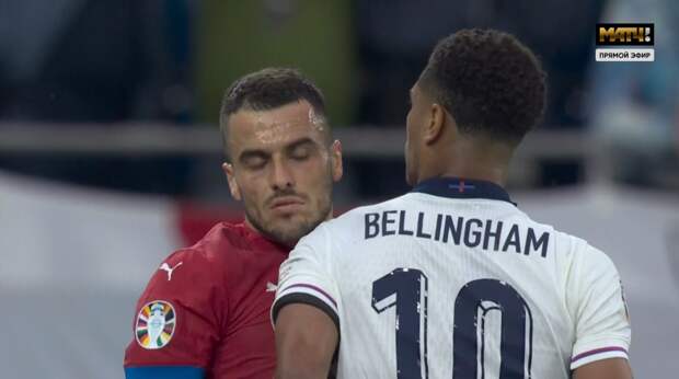 Беллингем плечом толкнул Костича в грудь во время паузы в игре Англии с Сербией