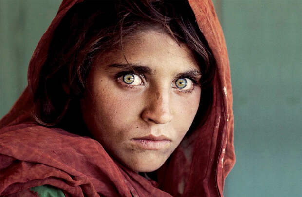 Та самая «Афганская девочка», прославившая фотографа на весь мир. 