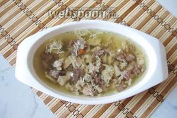 Залить мясо с чесноком бульоном. Поставить в холод до полного застывания. Холодец с говяжьей голенью и курицей готов. Подаём с хреном и горчицей. Из указанного количества ингредиентов получается 4 тарелки холодца.