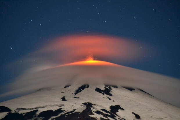 Вулкан Вильяррика возвышается на высоте 2847 метров над уровнем моря и покрыт ледником.