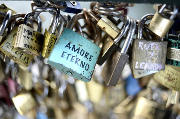 Миллион доказательств любви сняли с Pont des Arts в Париже