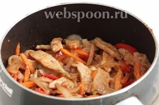 Как только овощи «поженятся» с мясом, можно вливать соус, который был приготовлен ранее. Остаётся ещё подержать всё вместе на огне, в течение 3 минут и блюдо готово.