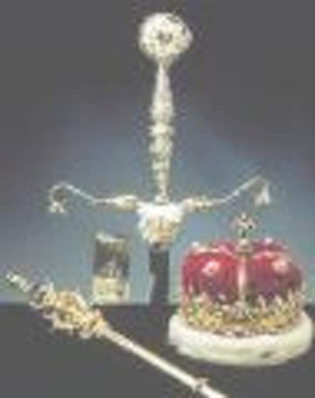 Корона, скипетр и меч, которые использовались на коронации Марии Стюарт