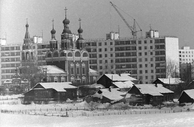 Москва, Юго-запад, церковь Михаила Архангела, д.тропарёво, на заднем плане дом № 123 по пр.вернадского, примерно 1972 г.