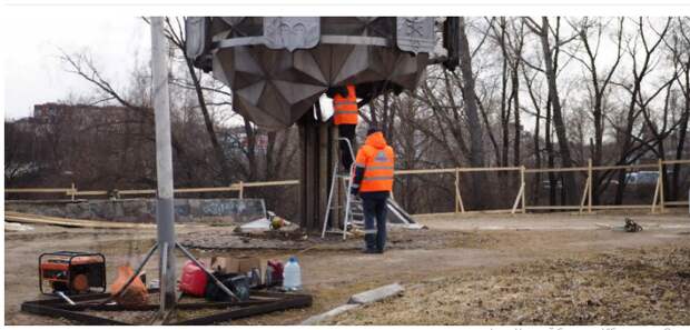 Власти Петрозаводска сообщили, куда увезут демонтированное "Дерево дружбы"