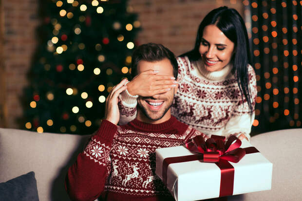 Финэксперт Патешман: мужу на Новый год можно подарить одежду с инициалами