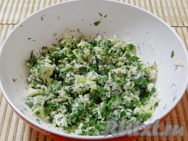 Перемешать начинку, поперчить по вкусу, солить не надо.