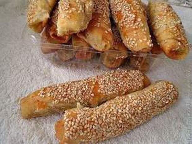 Сырные трубочки с кунжутом