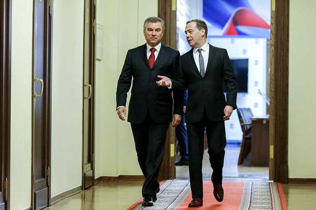 Володин и Медведев в кулуарах.png