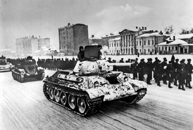 ID: 10625011 Описание: Советский Союз. Москва. Танки и колонны морской пехоты, направляющиеся на фронт, проходят по Садовому кольцу, 1941 год. Фотохроника ТАСС