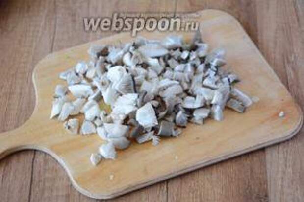 Вёшенки режем средними кубиками.