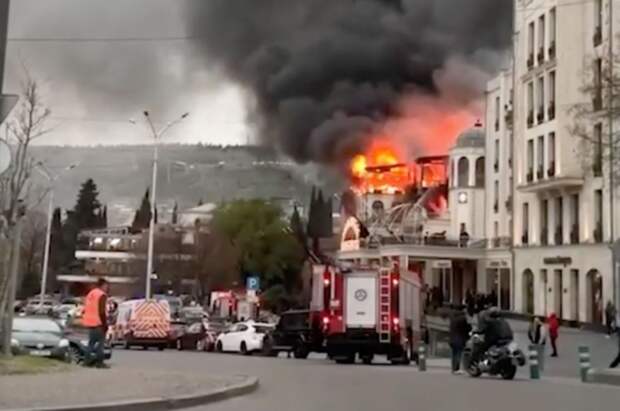Крупный пожар произошел в пятизвездочном отеле «Амбассадор» в Тбилиси