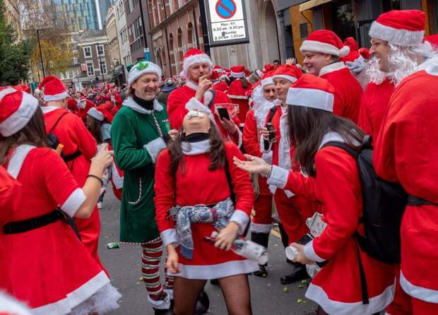 Santacon London 2018: грандиозная попойка Санта-Клаусов в Лондоне