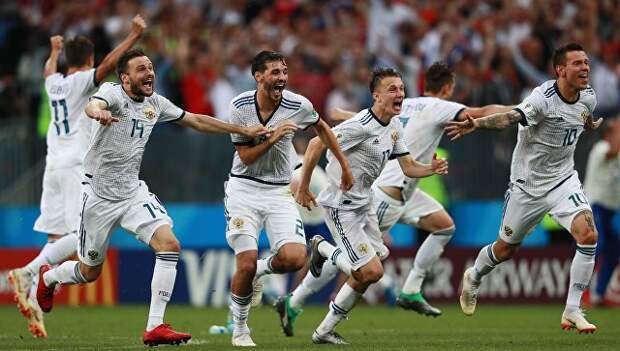 Игроки сборной России радуются победе в матче 1/8 финала чемпионата мира по футболу между сборными Испании и России. 1 июля 2018