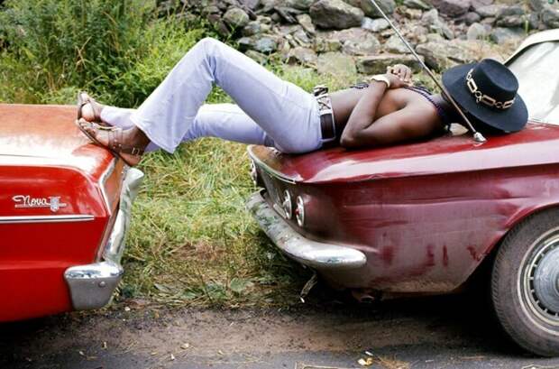 Мужчина спит на двух припаркованных автомобилях во время Вудстокской ярмарки музыки и искусств, 1969 год. Фото: Bill Eppridge / Getty Images. интересное/. фотографии, история, хиппи