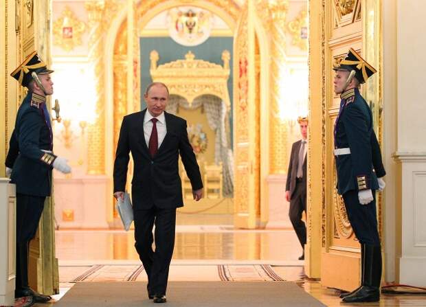 Первое после своего переизбрания послание Владимир Путин зачитал в День Конституции 12 декабря 2012 года