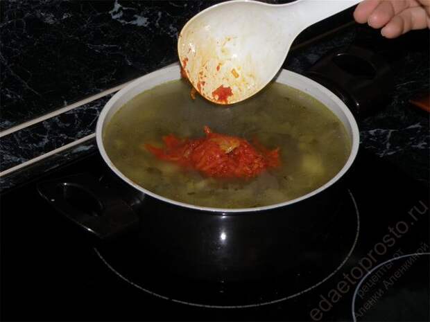 Зажарку из лука и моркови, посолите. пошаговое фото этапа приготовления рассольника