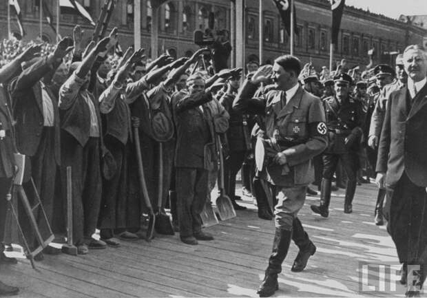 Гитлер на заложении нового корпуса Reichsbank’а. Май 1932 года