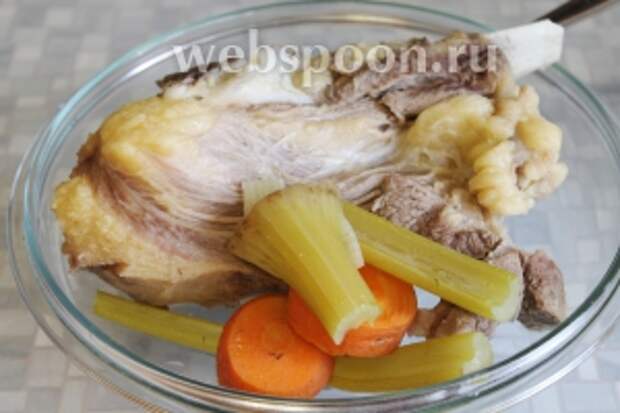 Тем временем сварился бульон, вынуть мясо и коренья, слегка остудить.