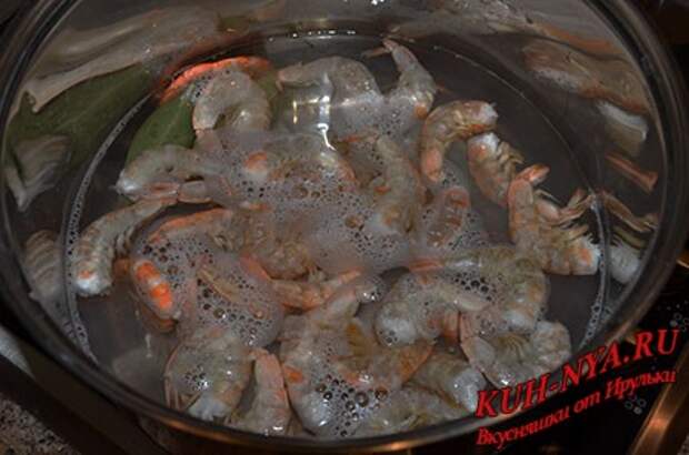 Салат «Морская жемчужина» с креветками, кальмарами и красной икрой