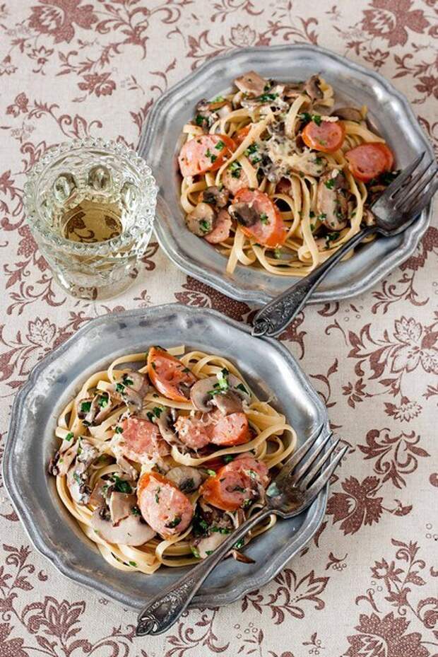 Сливочная паста с грибами и охотничьими колбасками Ингредиенты: Спагетти – 250 г.  Сосиска...