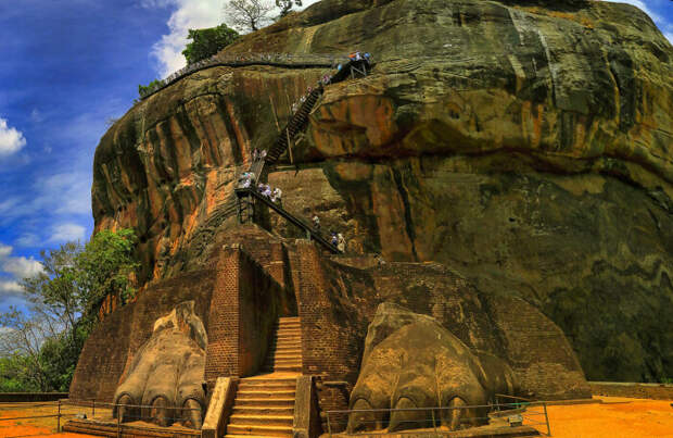 Туристам приходится преодолевать боле 1,2 тыс. ступеней, чтобы подняться на вершину скалы, где раньше был роскошный дворец (Сигирия, Шри-Ланка). | Фото: putidorogi-nn.ru.