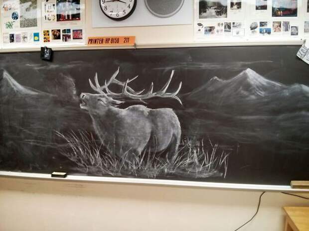 учитель рисует мелом