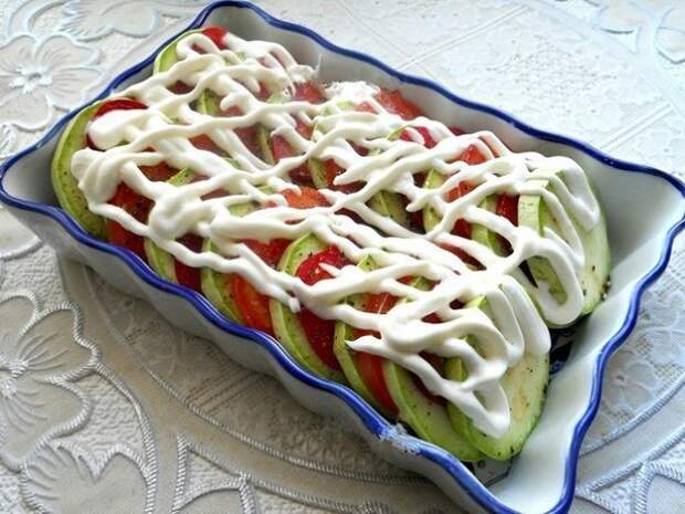 кабачки, запеченные с помидорами и сыром