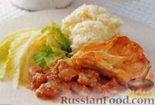 Фото к рецепту: Мясо, запеченное под песочным тестом