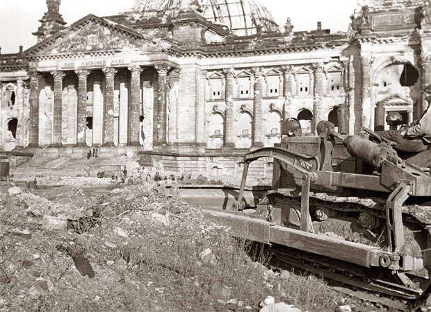 Очистка щебня около здания Рейхстага, который был серьезно поврежден во время Второй мировой войны, в Берлине, фото 1948 года. Источник фото: globallookpress.com