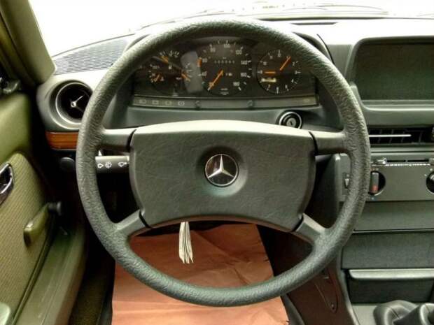Новенький Mercedes-Benz, 30 лет простоявший законсервированным в гараже (19 фото)