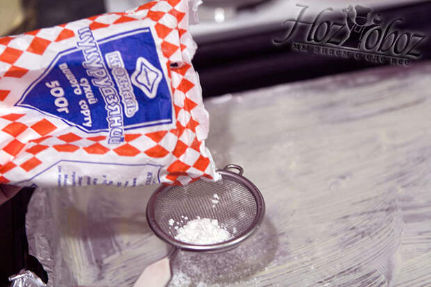 Сверху на масло распыляем кукурузный крахмал