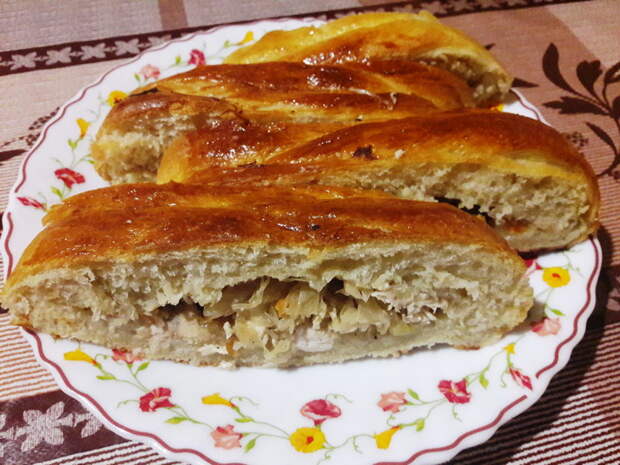 Пирог-плетёнка с курицей и капустой