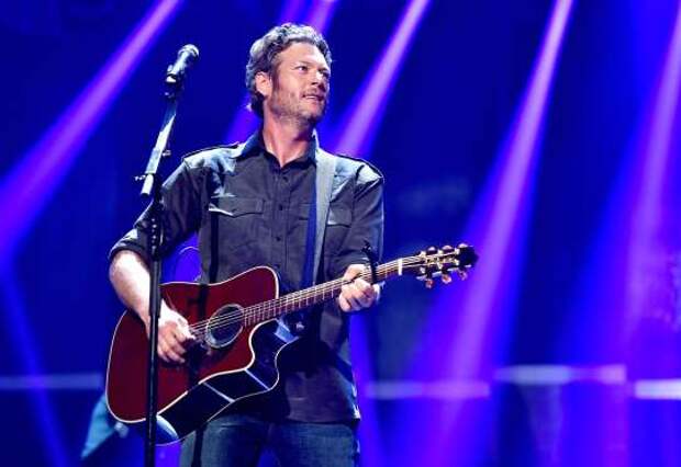 LAS VEGAS, NV - SEPTEMBER 19:  Singer Blake Shelton performs at the 2015 iHeartRadio Music Festival at the MGM Grand Garden Arena on September 19, 2015 in Las Vegas, Nevada.  (Photo by Kevin Winter/Getty Images for iHeartMedia)