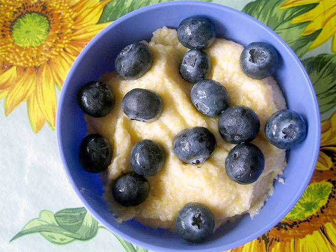 Кукурузная каша с голубикой и творожным сыром 