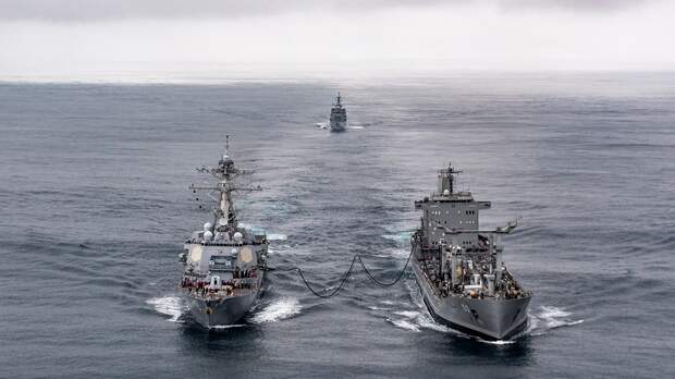 В США сообщили о прохождении двух военных кораблей через Ормузский пролив
