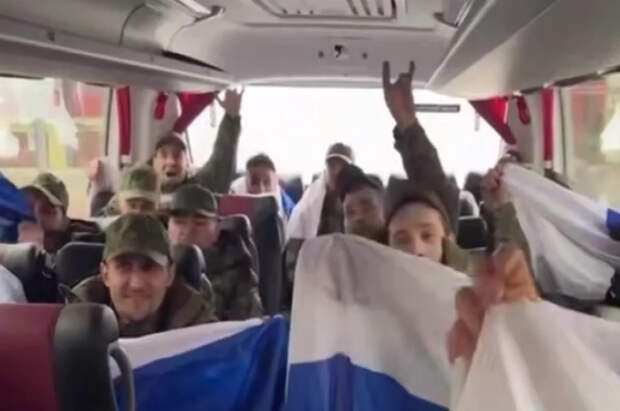 Опубликованы кадры возвращения российских военных из плена